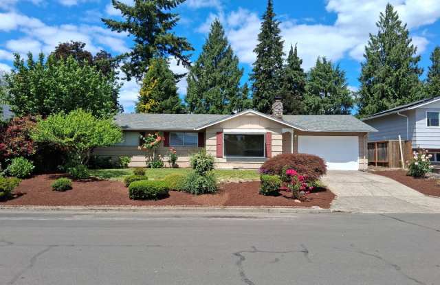 Great location in Milwaukie, OR! 3 bedroom 1 bath home with a large yard!