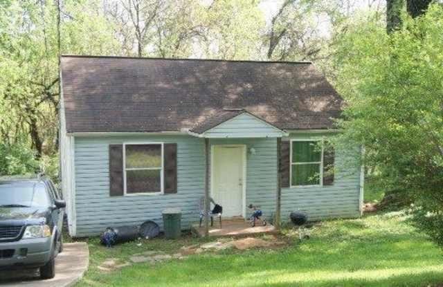 Knoxville 37915 - James White Parkway Area, 2 bedroom, 1 bath home - Contact Brad Croisdale (865) 805-9964 - 1506 Iroquois Street, Knoxville, TN 37915