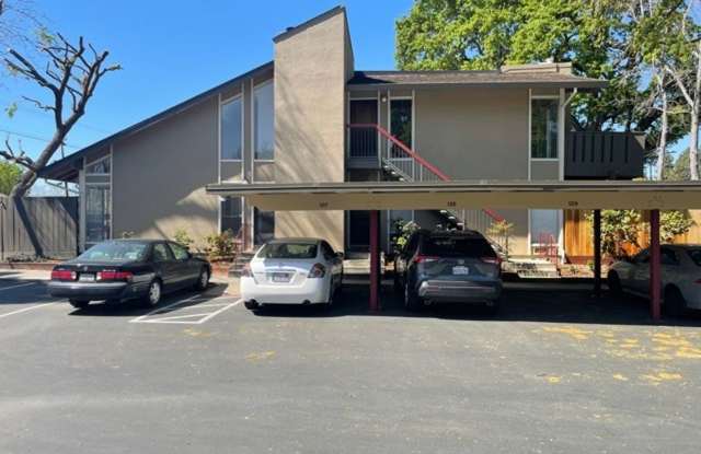 Pleasant Hill 2 bedroom 2 bath condo w/fresh paint, updated baths, washer/dryer in unit