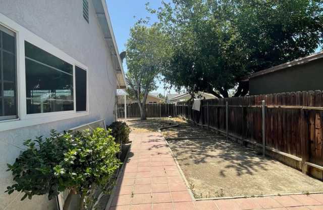 Three Bedroom Two Bathroom Home in Hemet!