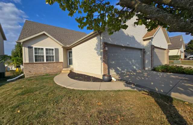 Photo of Spacious 4 Bedroom Duplex in North Normal with Pool Access