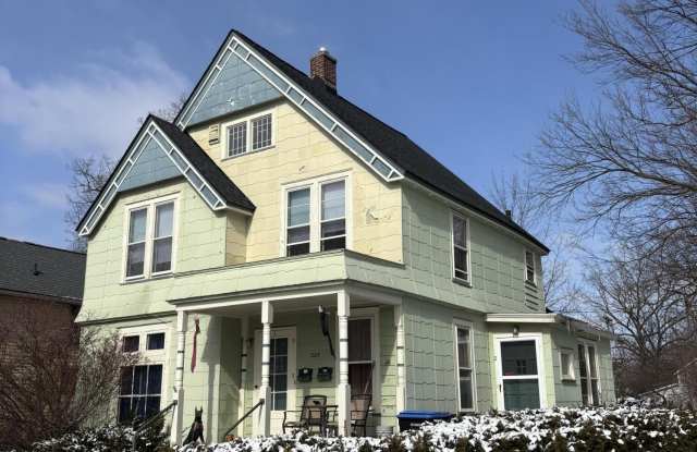 205 Oak Street unit: 2