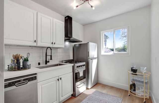 Newly renovated studio apartment with parking available in Burbank!