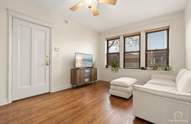 2717 W Wellington Avenue