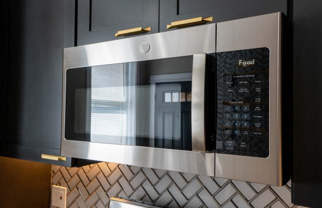 5406 N Paulina Street