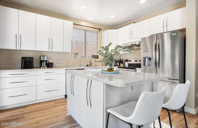 Photo of 304 W MOUNTAIN SAGE Drive