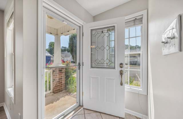 Light and Bright End unit 3 bdrm 2 bath townhome in Olde Towne!!