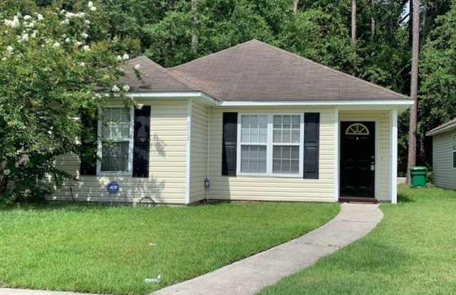 3BD/2B located in Valdosta city limits.
