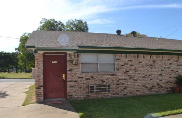 Half Duplex 2 Bedrooms 1 Bath For Lease in Sherman