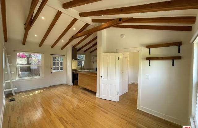 6853 1/2 Alta Loma Ter