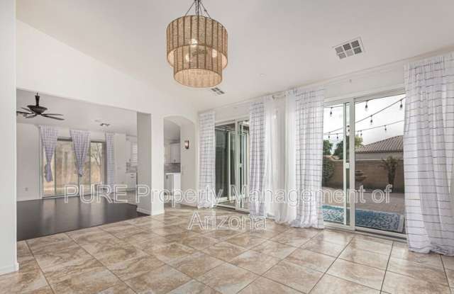 2146 E Desert Broom Dr