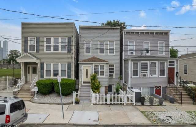 Photo of 470 Mallory Ave