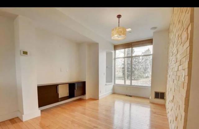 Contemporary Townhome Steps from Jefferson Park & LoHi!!