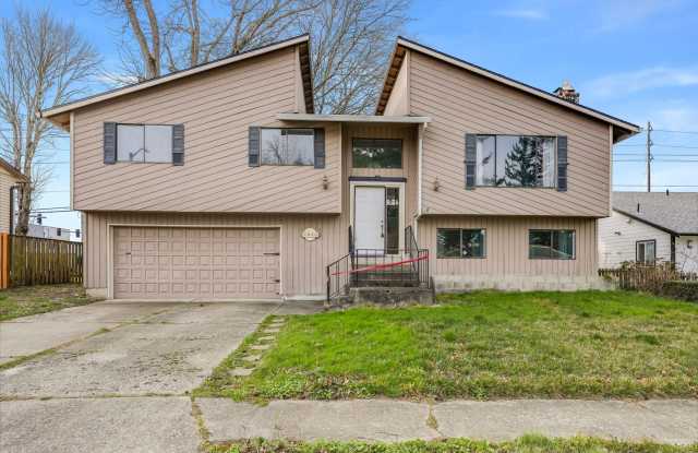 Photo of Beautiful 4 bed, 3 bath rental home in North Central Gresham!