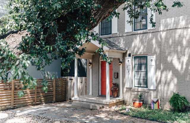 Photo of 8 Bed 4 Bath WEST CAMPUS