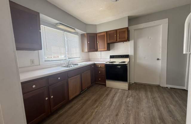 2 Bed House w/ Ramp Access and Fenced in Back Yard + Walk In Shower