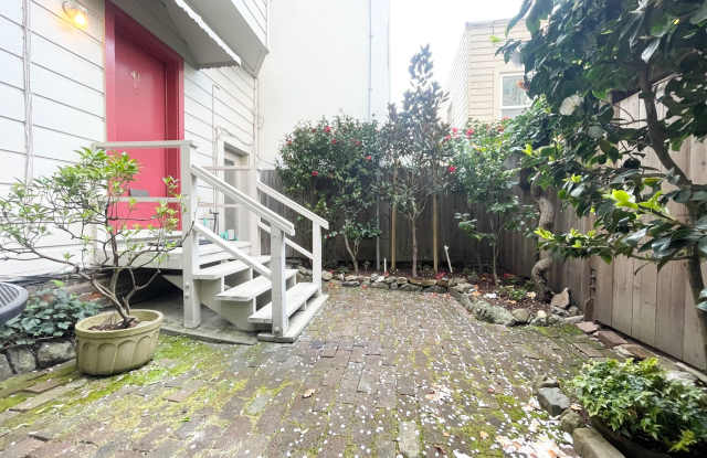 Nob Hill: Central Upper Nob Hill Location Studio with Beautiful Private Garden