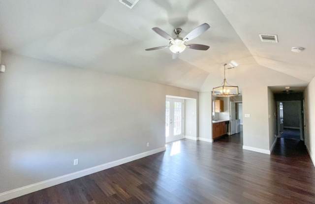 Photo of Charming Single-Story, 3Bed/2Bath Gem Minutes from Southtown