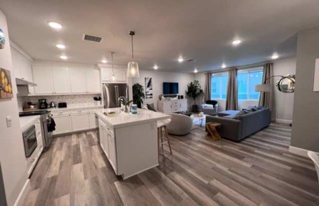 Carlsbad Townhome - 2 Blocks to the beach