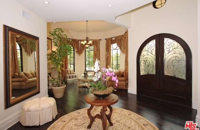 525 S Gretna Green Way