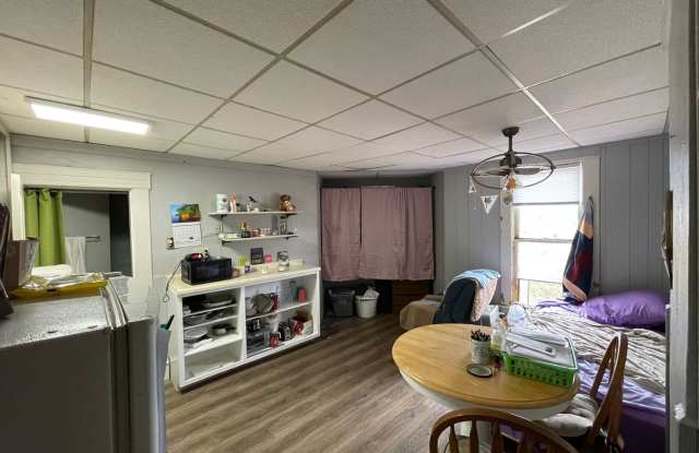 Upper Studio Close to Downtown