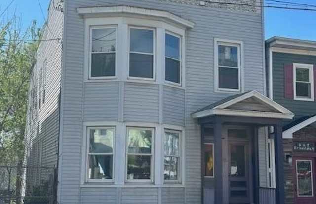 945 Broadway