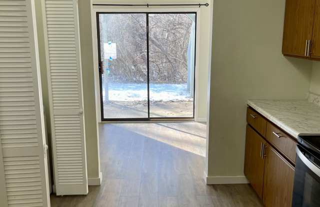 828 E Prairie Hill Dr