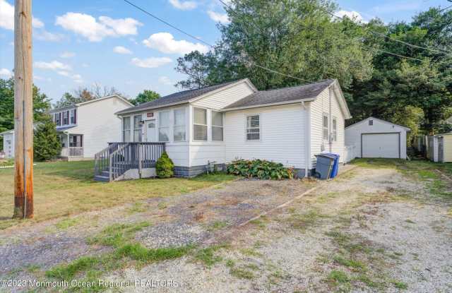 446 E Arverne Avenue