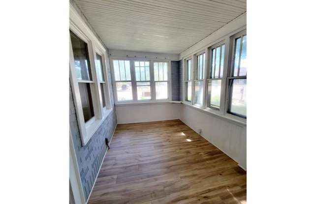 Photo of Huge 5 Bedroom - SFH- Walk to Macalester!