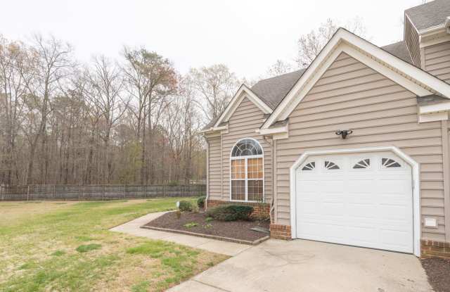 MOVE IN READY Townhome in the Heart of Suffolk!