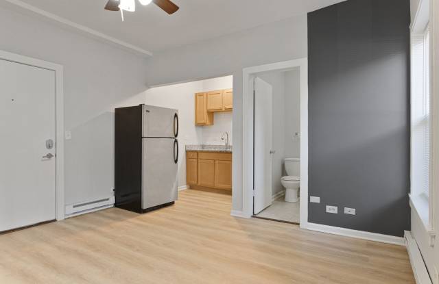 7451 N Greenview Ave