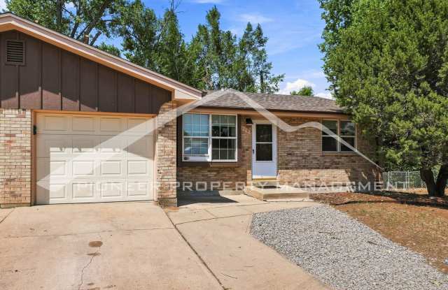 Charming 1/2 Duplex on Quiet Cul-De-Sac with Fenced Yard