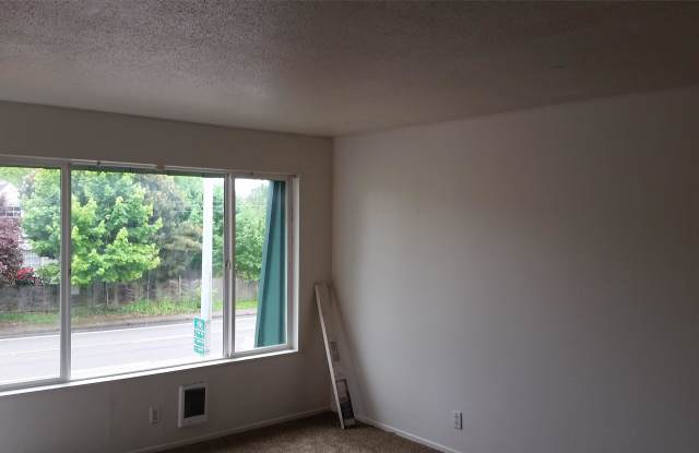 3293 Center Street Northeast