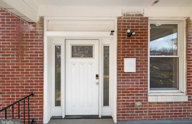 405 LYNDHURST Street