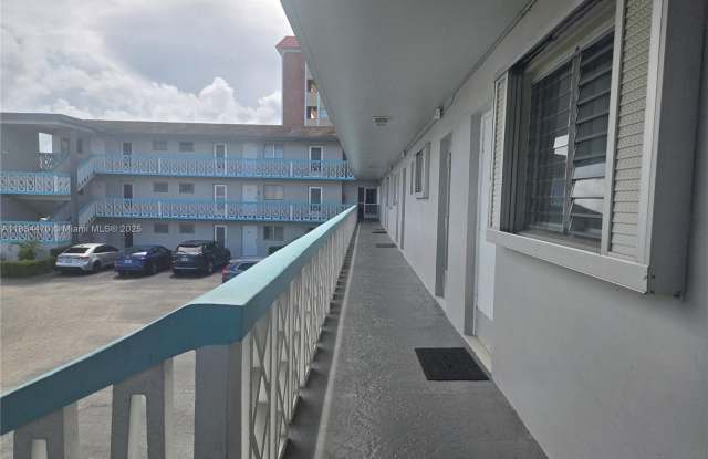 1021 Crystal Lake Dr