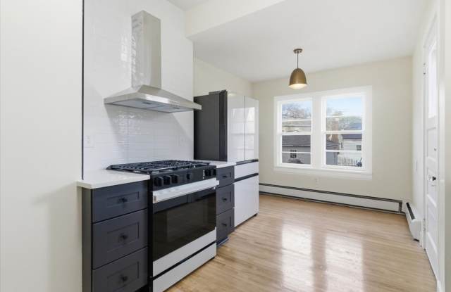 Photo of 712 Cedar Lake Road South