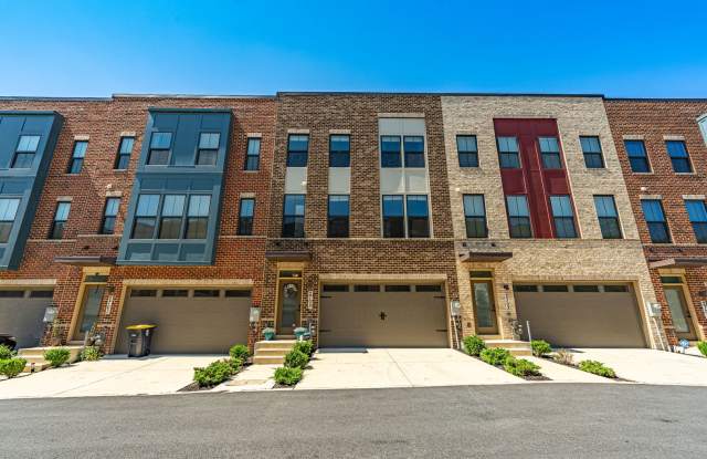 Modern 3 BR Townhome in Village of Towne Square Includes Trash, Cable/internet and Landscaping!