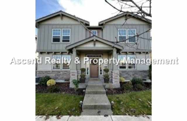 4 Bed/3 Bath Hillsboro Laurel Oaks Neighborhood, Solar Panels, 1 or 2 Pets Allowed with Pet Rent, Available Soon