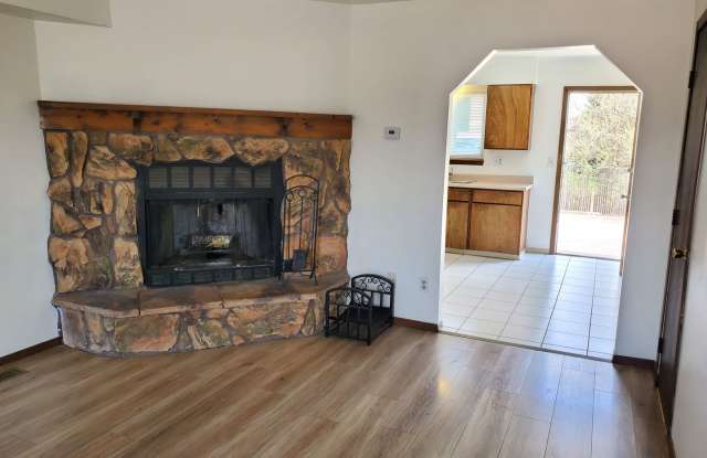 Townhome with 2 bedrooms, 1.5 bath - Available Now