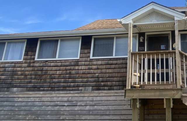 921 Evergreen Walk