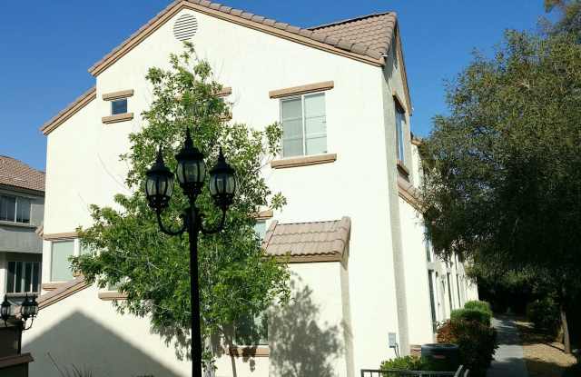 Beautifully designed 2Bed/2Bath/2Car Townhome located in Summerlin