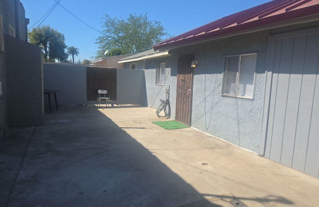 Must see this Large  one bedrom one bath  ADU home with availalbe off street parking.