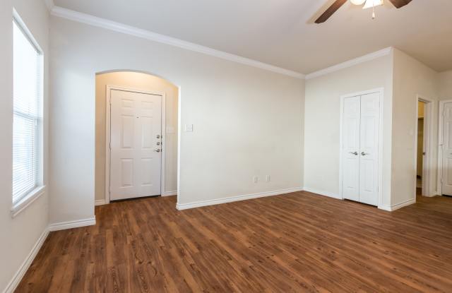 Great 3 bed/2 bath Home Backing onto Holland Park Recreation Area/Trail!!