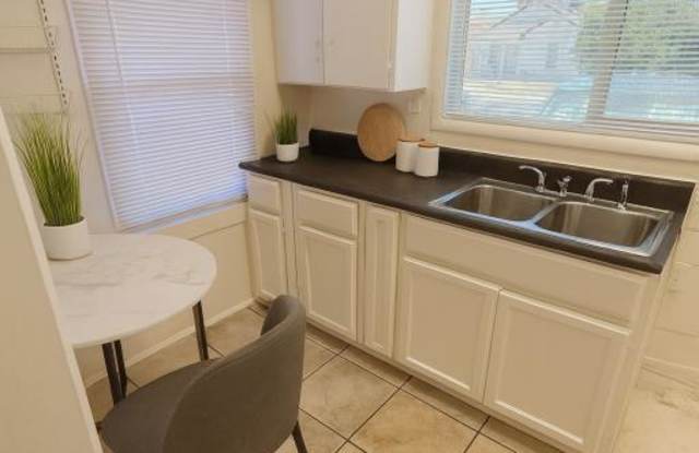 Photo of 418 E Crescent Ave