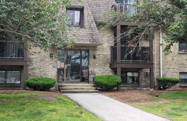 Spacious 1 bedroom garden style condo at King's Court Condominiums