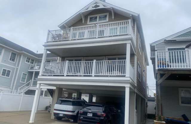 18 Tennessee Avenue unit: Lower