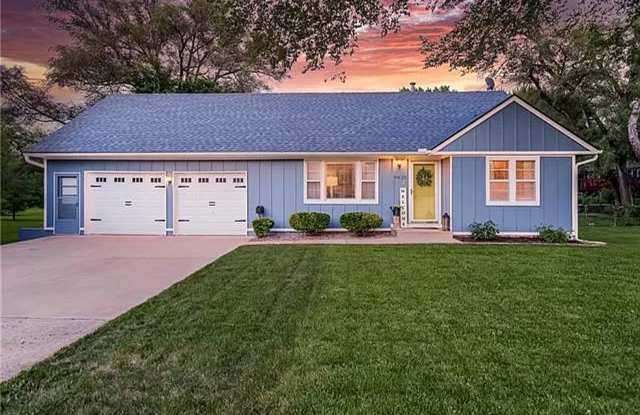 COMING SOON - Adorable Home in Lenexa