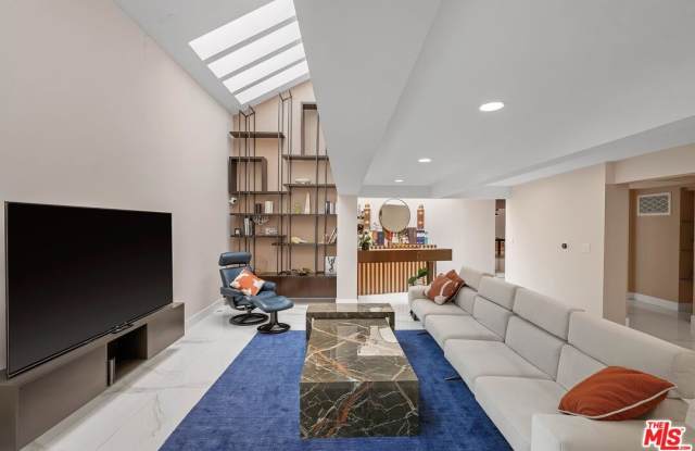 1129 Benedict Canyon Dr