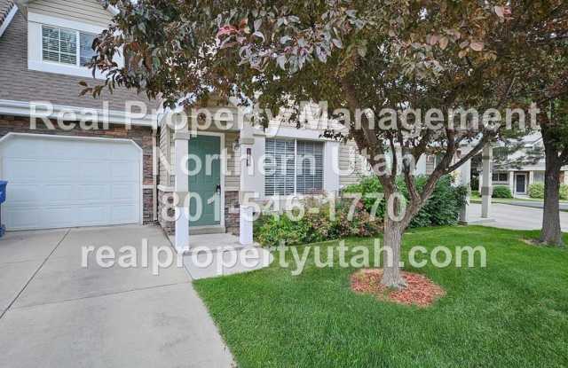 3 Bedroom 2.5 Bath Townhome Available Now!