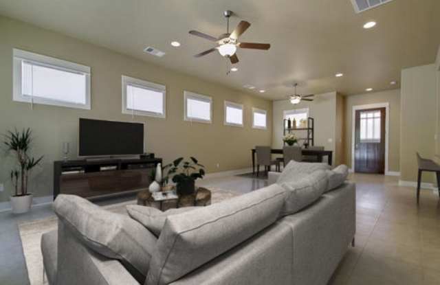 UT PRE-LEASE: Wood Floors, North Campus, Large Living Space, 2011 Construction, Custom High End Kitchen, Gorgeous Bathrooms